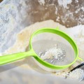 Sitko plastikowe gęste z rączką do szumowania odcedzania fi 6 cm