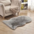 Dywanik futrzany pluszowy miś do salonu pokoju 50x80 cm biały