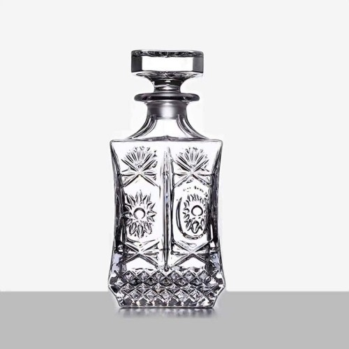 Karafka na whisky alkohol zdobiona z korkiem 740 ml