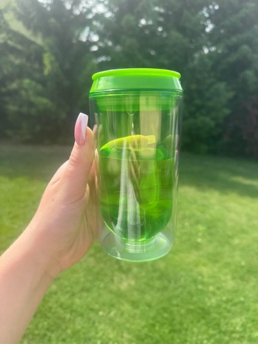 Bidon plastikowy na zimne napoje wodę zamykany z podwójnym dnem 300 ml