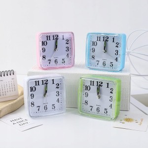 Budzik tradycyjny z alarmem do pokoju sypialni wyraźny na baterie stojący