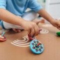 Zabawkowy bączek drewniany do puszczania kolorowy