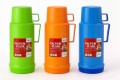Termos plastikowy z kubkiem utrzymuje ciepło i zimno w trasę na piknik 0,45